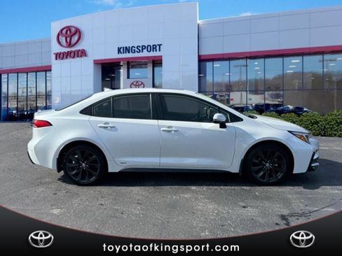 Used 2025 Toyota Corolla SE w/ SE Premium Package image 6