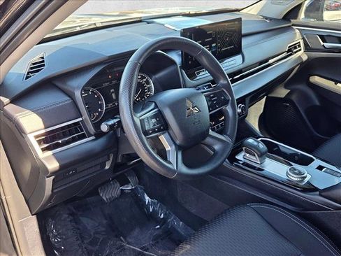 Used 2025 Mitsubishi Outlander ES image 10