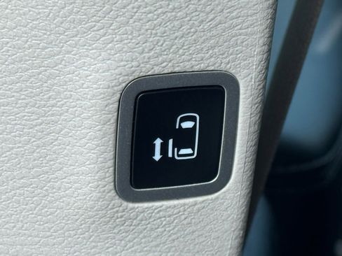 Used 2023 Chrysler Voyager LX image 23