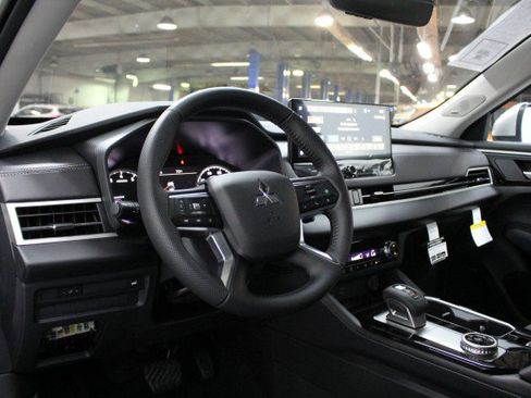 New 2025 Mitsubishi Outlander SE image 5