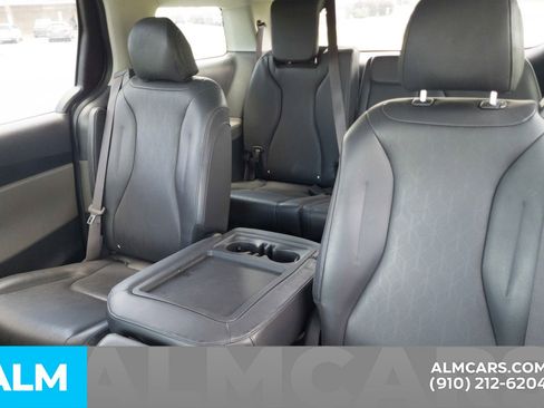Used 2025 Kia Carnival FWD image 17