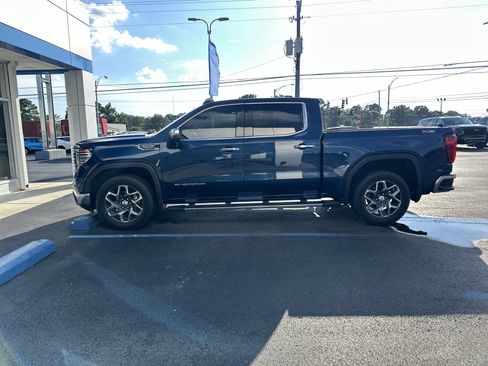Used 2023 GMC Sierra 1500 SLT w/ SLT Premium Package AWD/4WD image 8