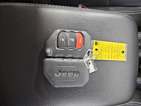 Used 2021 Jeep Wrangler Unlimited Sahara AWD/4WD image 29