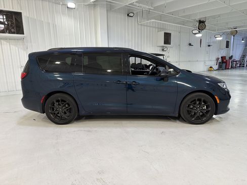 Used 2023 Chrysler Pacifica Touring-L w/ S Appearance Package image 6