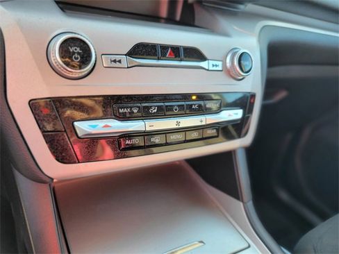 Certified 2023 Ford Explorer XLT image 28