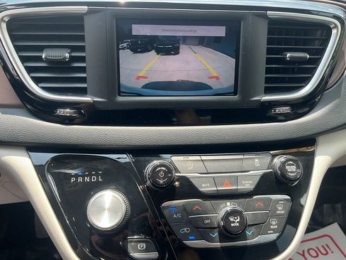 Used 2022 Chrysler Voyager LX image 16