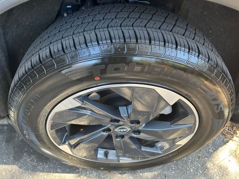 Used 2025 Nissan Rogue SV FWD image 32