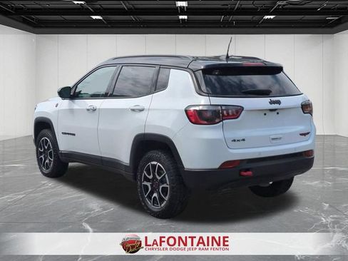 Used 2025 Jeep Compass Trailhawk AWD/4WD image 3
