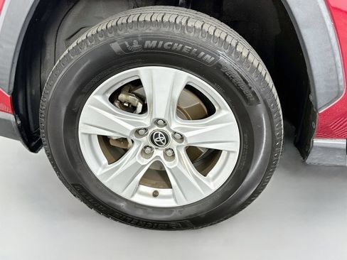 Used 2021 Toyota RAV4 XLE AWD/4WD image 31