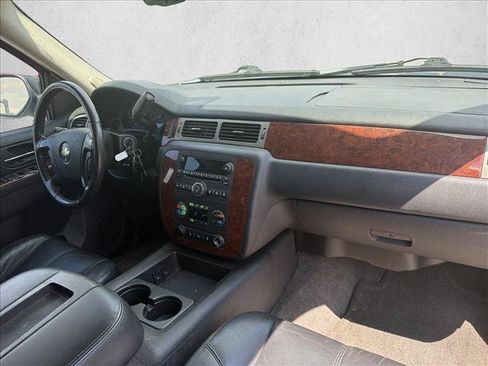 Used 2010 Chevrolet Suburban LT w/ Luxury Package RWD image 24