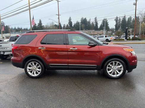 Used 2014 Ford Explorer XLT w/ Equipment Group 202A image 13