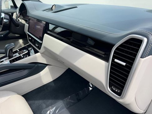 Used 2021 Porsche Cayenne AWD/4WD image 33