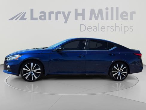 Used 2020 Nissan Altima 2.5 SR w/ Premium Package FWD image 2