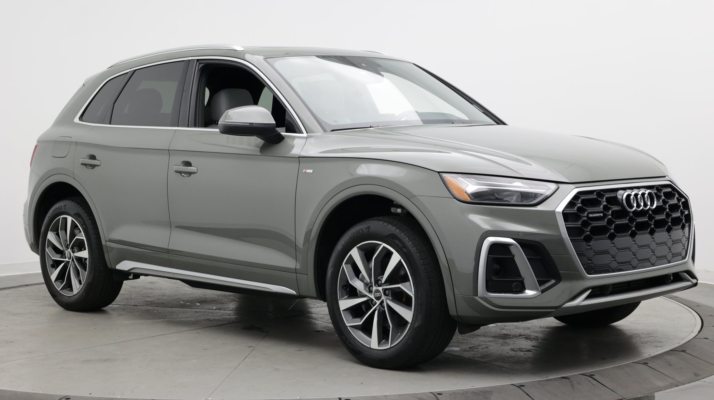Used 2023 Audi Q5 2.0T Premium w/ Convenience Package AWD/4WD image 3