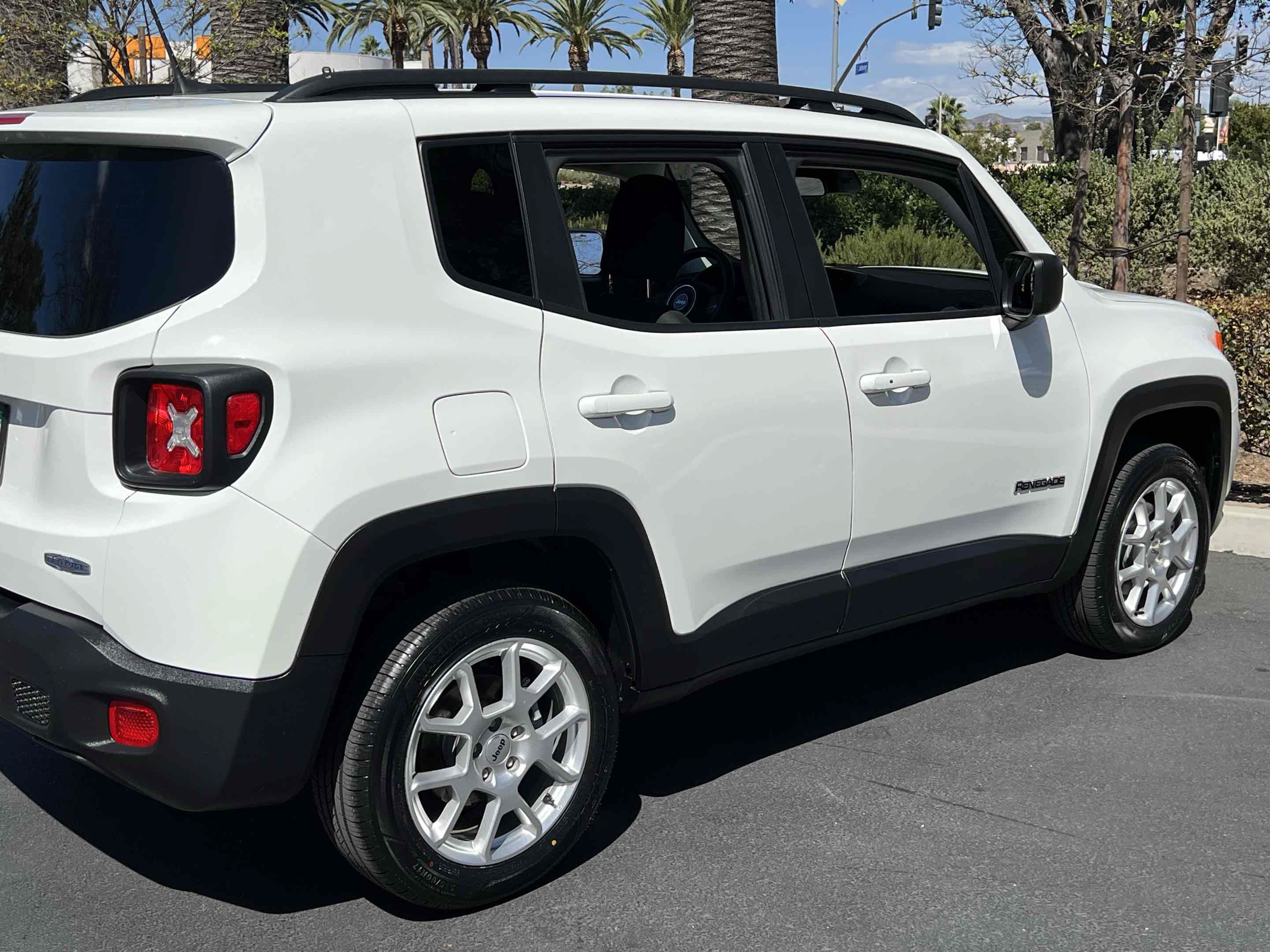 Used 2022 Jeep Renegade Latitude AWD/4WD image 43