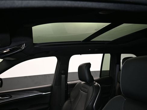 Used 2023 Jeep Grand Cherokee Overland w/ Luxury Tech Group IV image 11