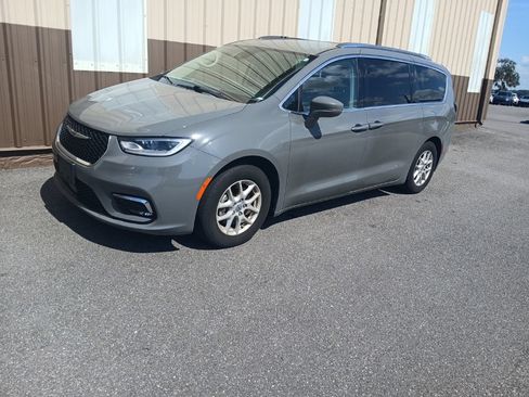 Used 2021 Chrysler Pacifica Touring-L FWD image 1