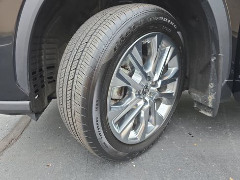 Certified 2025 Toyota Highlander Limited AWD/4WD image 38