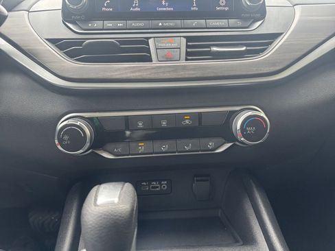Used 2025 Nissan Altima 2.5 SV FWD image 17