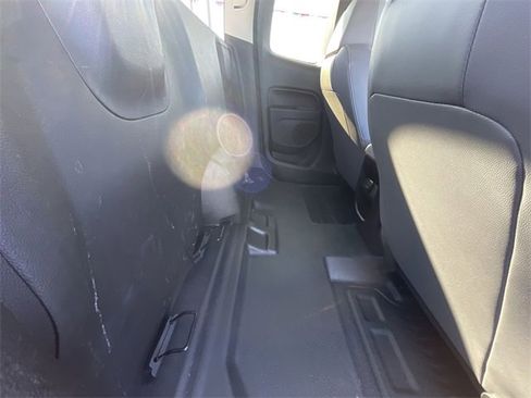 Used 2015 GMC Canyon SL image 16