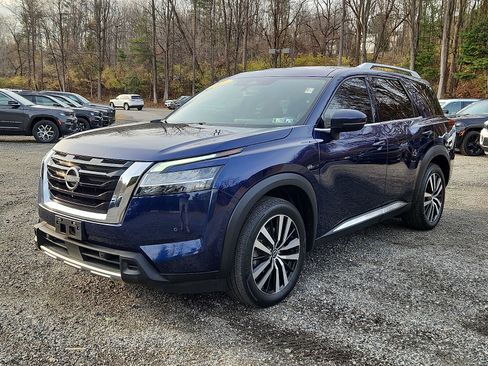 Used 2023 Nissan Pathfinder Platinum w/ Cargo Package image 3