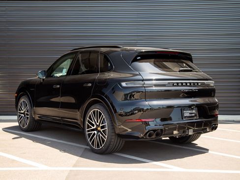 Certified 2024 Porsche Cayenne Turbo AWD/4WD image 3