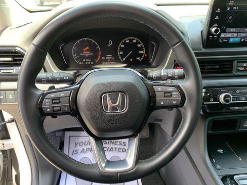 Used 2025 Honda Pilot EX-L image 18