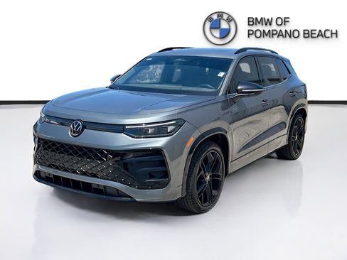 Used 2025 Volkswagen Tiguan SE R-Line FWD image 3