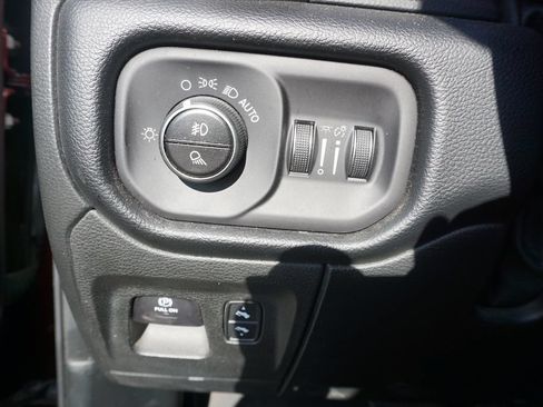 Used 2019 RAM 1500 Laramie RWD image 4
