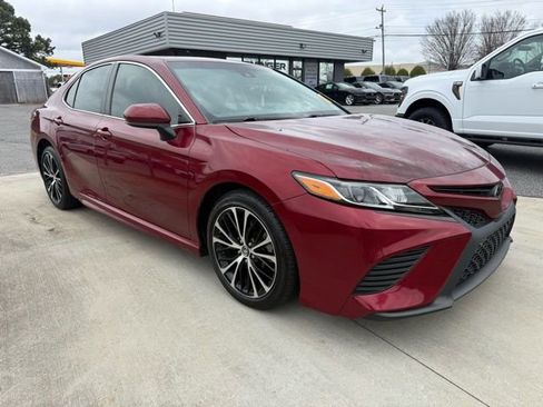 Used 2018 Toyota Camry SE w/ Moonroof Package image 3