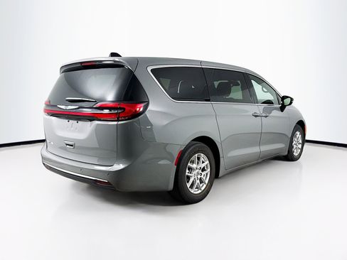 Used 2025 Chrysler Pacifica Select image 32