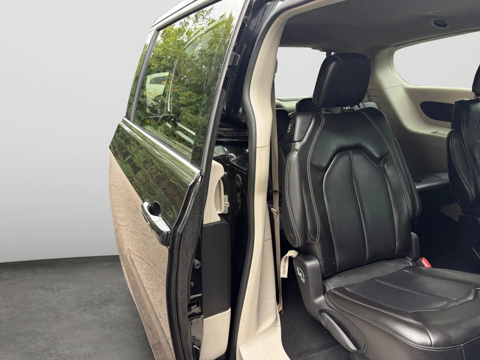 Used 2023 Chrysler Pacifica Touring-L FWD image 18