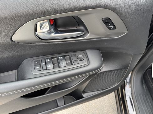 Used 2025 Chrysler Pacifica Select image 8