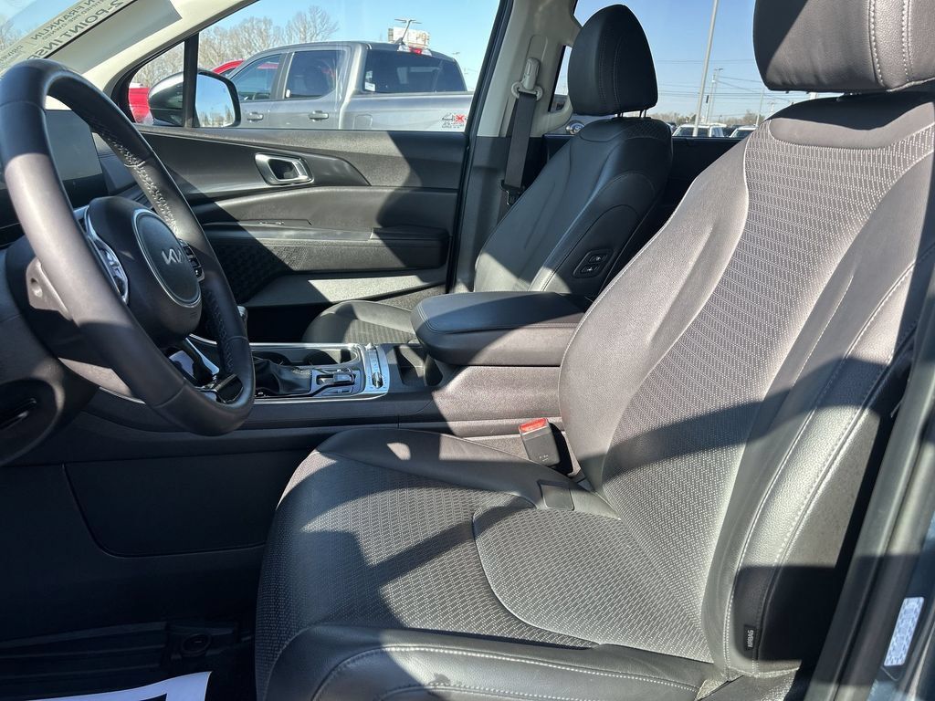 Used 2025 Kia Carnival SX Prestige FWD image 17
