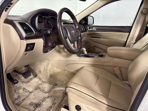 Used 2017 Jeep Grand Cherokee Overland w/ Jeep Active Safety Group image 21