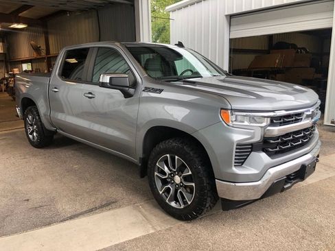 Used 2023 Chevrolet Silverado 1500 LT w/ Z71 Off-Road Package AWD/4WD image 2