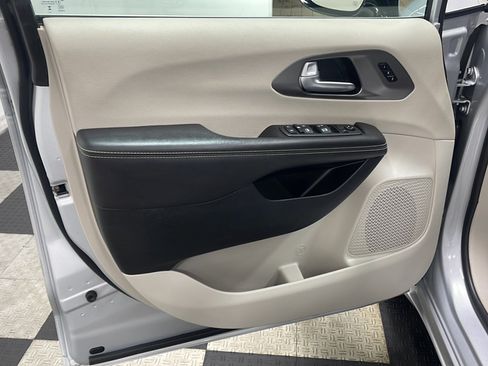 Used 2024 Chrysler Pacifica Touring-L FWD image 13