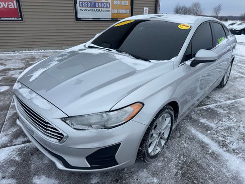 Used 2019 Ford Fusion SE image 1