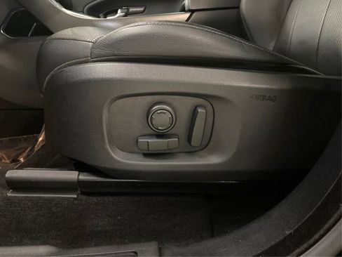 Used 2019 Land Rover Range Rover Evoque SE Premium image 20