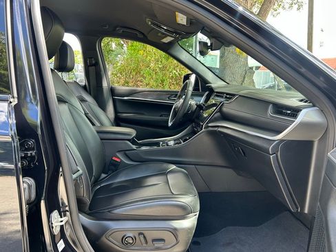 Certified 2024 Jeep Grand Cherokee Limited w/ Black Appearance Package image 33