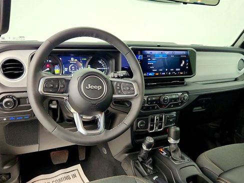 Used 2025 Jeep Wrangler Sahara image 12