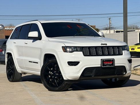 Used 2018 Jeep Grand Cherokee Altitude image 3