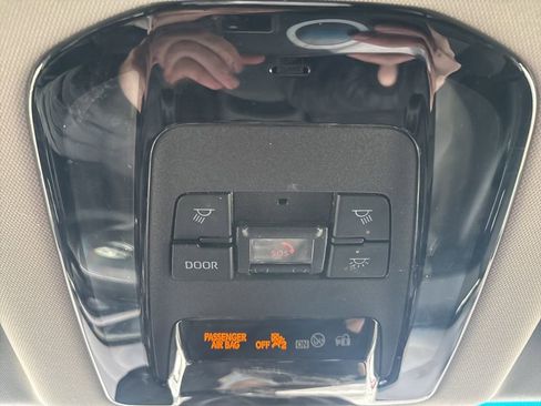 Used 2021 Toyota Venza XLE image 33