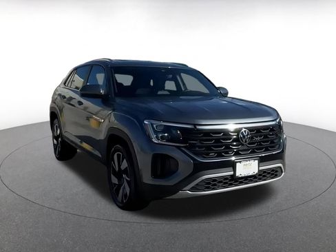 Used 2025 Volkswagen Atlas Cross Sport SE image 3