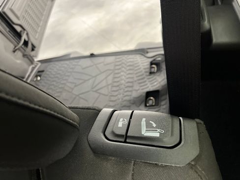Used 2022 Jeep Wrangler Unlimited Rubicon w/ Cold Weather Group AWD/4WD image 16