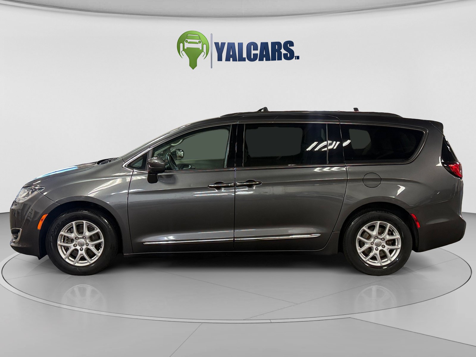 Used 2020 Chrysler Pacifica Touring-L FWD image 2