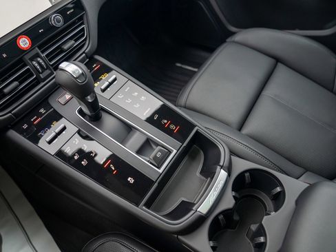 New 2026 Porsche Macan image 21