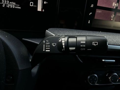 Used 2025 Nissan Kicks SV image 33