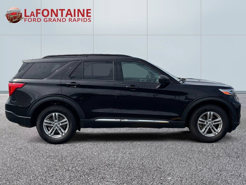 Used 2023 Ford Explorer XLT AWD/4WD image 8