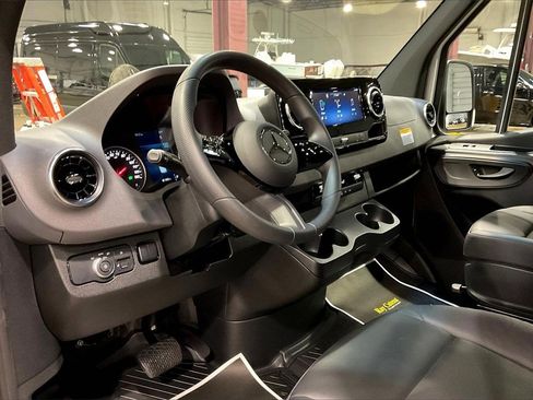 Used 2025 Mercedes-Benz Sprinter 2500 image 9